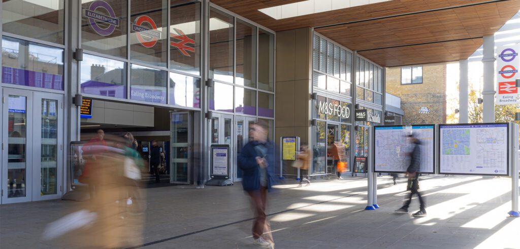 RAIL - Ealing Broadway Station